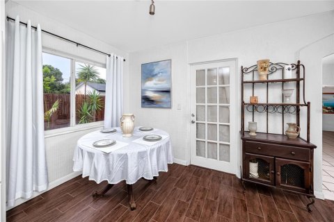 House in Saint Petersburg, Florida 3 bedrooms, 146.04 sq.m. № 2259543 - photo 12