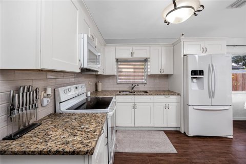 House in Saint Petersburg, Florida 3 bedrooms, 146.04 sq.m. № 2259543 - photo 14