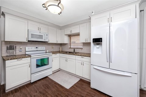 House in Saint Petersburg, Florida 3 bedrooms, 146.04 sq.m. № 2259543 - photo 17