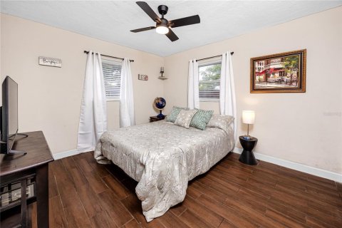 House in Saint Petersburg, Florida 3 bedrooms, 146.04 sq.m. № 2259543 - photo 19