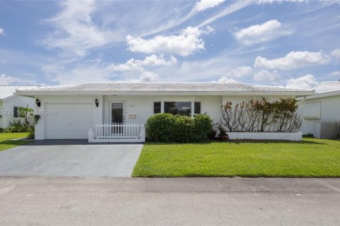 House in Tamarac, Florida 2 bedrooms, 147.9 sq.m. № 2275088