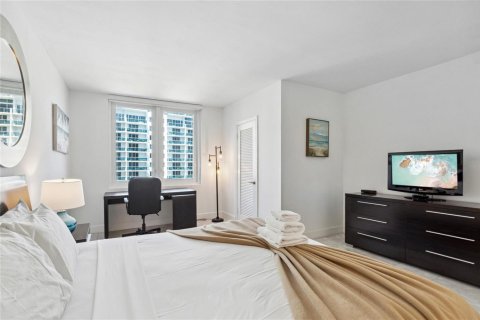 Condo in Miami Beach, Florida, 1 bedroom  № 2081502 - photo 13