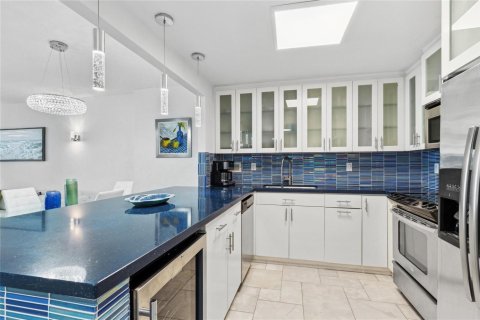 Condo in Miami Beach, Florida, 1 bedroom  № 2081502 - photo 11