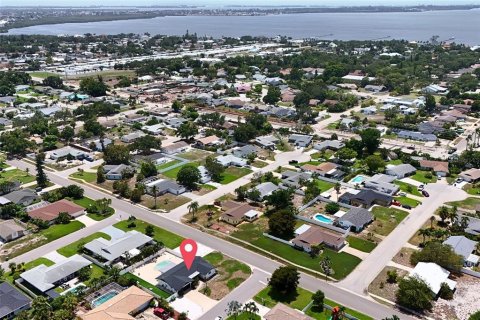 House in Bradenton, Florida 2 bedrooms, 119.66 sq.m. № 2237949 - photo 2