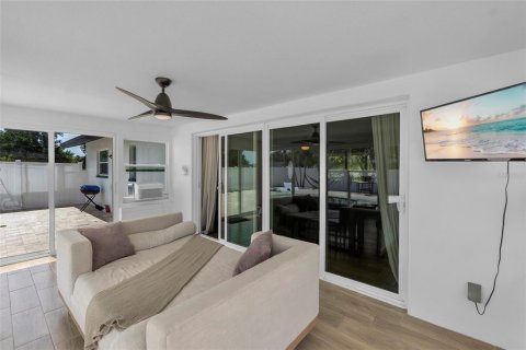 House in Bradenton, Florida 2 bedrooms, 119.66 sq.m. № 2237949 - photo 11