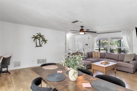House in Bradenton, Florida 2 bedrooms, 119.66 sq.m. № 2237949 - photo 13