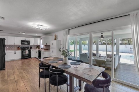 House in Bradenton, Florida 2 bedrooms, 119.66 sq.m. № 2237949 - photo 6