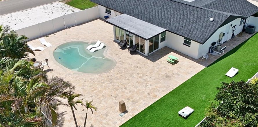 House in Bradenton, Florida 2 bedrooms, 119.66 sq.m. № 2237949