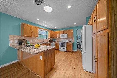 House in The Villages, Florida 3 bedrooms, 178.74 sq.m. № 1649494 - photo 9