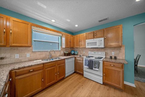 House in The Villages, Florida 3 bedrooms, 178.74 sq.m. № 1649494 - photo 5