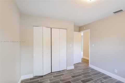 Villa ou maison à louer à Sunrise, Floride: 4 chambres, 161.93 m2 № 1965159 - photo 12