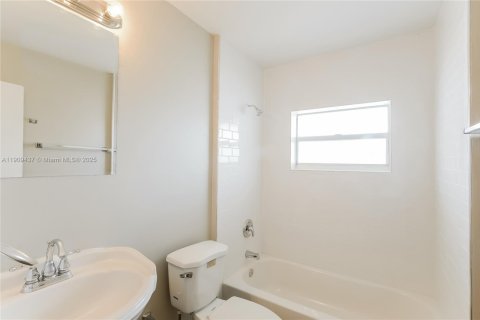 Villa ou maison à louer à Sunrise, Floride: 4 chambres, 161.93 m2 № 1965159 - photo 10