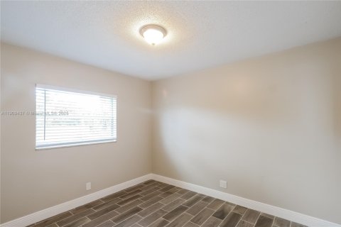 Villa ou maison à louer à Sunrise, Floride: 4 chambres, 161.93 m2 № 1965159 - photo 13