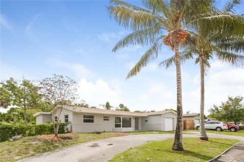 Villa ou maison à louer à Sunrise, Floride: 4 chambres, 161.93 m2 № 1965159 - photo 2