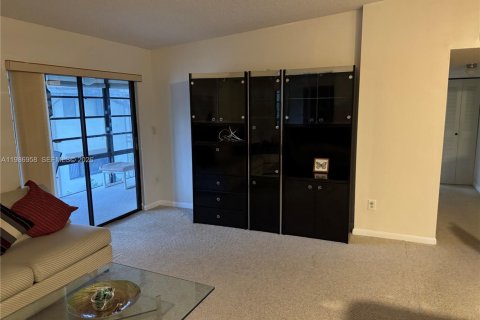 Снять в аренду кондоминиум в Тамарак, Флорида 2 спальни, 76.83м2, № 2048874 - фото 9