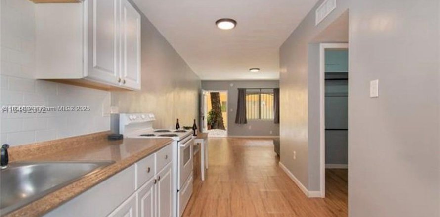 Студия в кондо в Майами-Бич, Флорида № 1950261