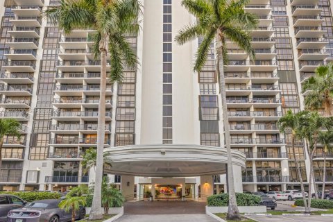 Condo in Miami, Florida, 2 bedrooms  № 2390080 - photo 2