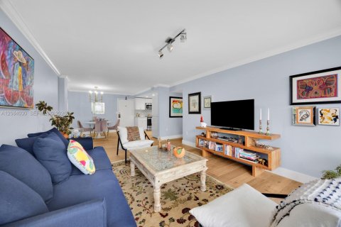 Condo in Miami, Florida, 2 bedrooms  № 2390080 - photo 7