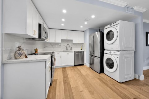Condo in Miami, Florida, 2 bedrooms  № 2390080 - photo 13