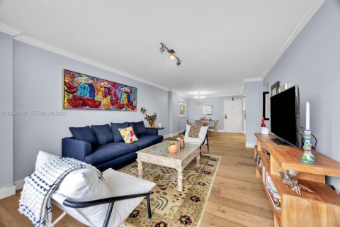 Condo in Miami, Florida, 2 bedrooms  № 2390080 - photo 10