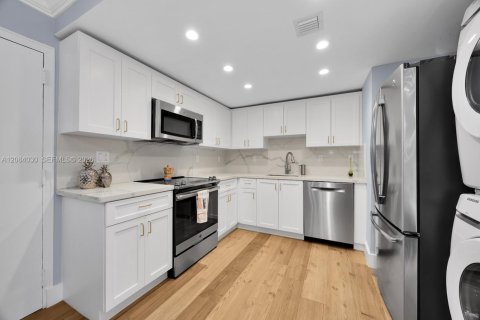 Condo in Miami, Florida, 2 bedrooms  № 2390080 - photo 11