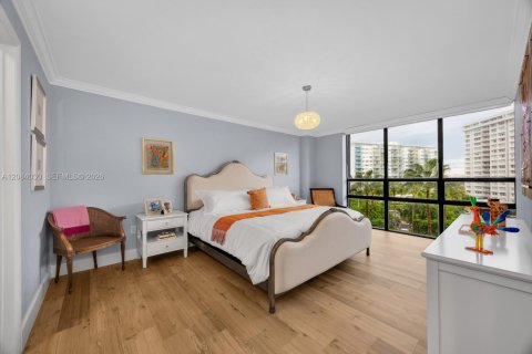 Condo in Miami, Florida, 2 bedrooms  № 2390080 - photo 17