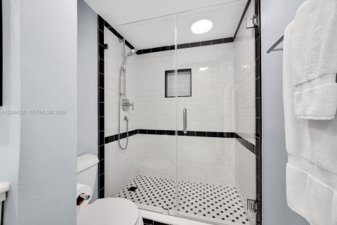 Condo in Miami, Florida, 2 bedrooms  № 2390080 - photo 22