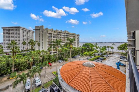 Condo in Miami, Florida, 2 bedrooms  № 2390080 - photo 27