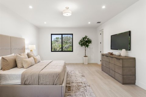 House in Miami, Florida 4 bedrooms, 384.89 sq.m. № 1986976 - photo 29