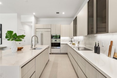 House in Miami, Florida 4 bedrooms, 384.89 sq.m. № 1986976 - photo 17