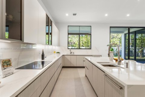 House in Miami, Florida 4 bedrooms, 384.89 sq.m. № 1986976 - photo 18