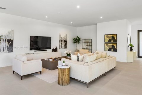 House in Miami, Florida 4 bedrooms, 384.89 sq.m. № 1986976 - photo 13