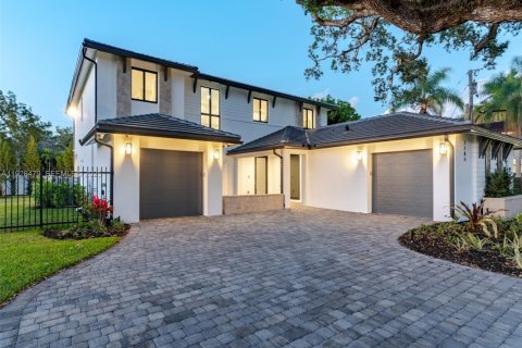 House in Miami, Florida 4 bedrooms, 384.89 sq.m. № 1986976 - photo 1