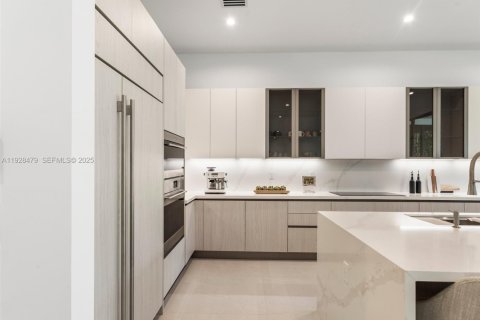 House in Miami, Florida 4 bedrooms, 384.89 sq.m. № 1986976 - photo 16