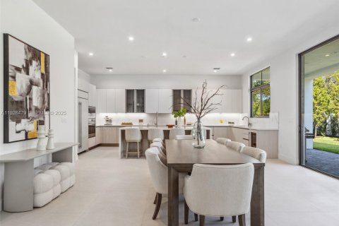 House in Miami, Florida 4 bedrooms, 384.89 sq.m. № 1986976 - photo 14