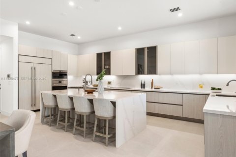 House in Miami, Florida 4 bedrooms, 384.89 sq.m. № 1986976 - photo 23