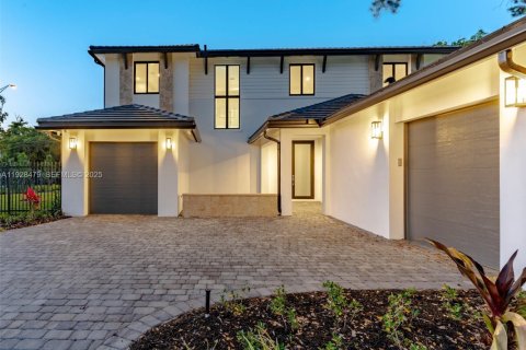 House in Miami, Florida 4 bedrooms, 384.89 sq.m. № 1986976 - photo 10