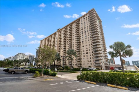Appartement à louer à Sunny Isles Beach, Floride: 2 chambres, 138.24 m2 № 2275038 - photo 19