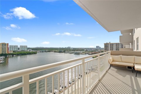 Appartement à louer à Sunny Isles Beach, Floride: 2 chambres, 138.24 m2 № 2275038 - photo 2
