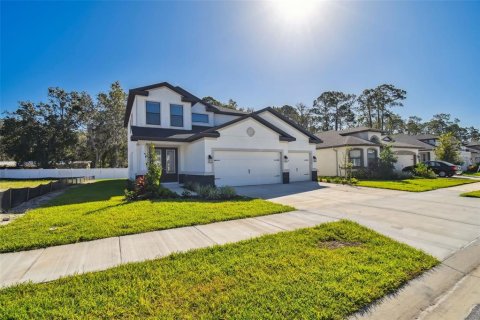 House in New Port Richey, Florida 5 bedrooms, 253.81 sq.m. № 1805475 - photo 3