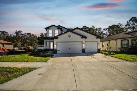 House in New Port Richey, Florida 5 bedrooms, 253.81 sq.m. № 1805475 - photo 2
