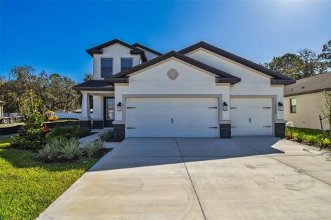 House in New Port Richey, Florida 5 bedrooms, 253.81 sq.m. № 1805475 - photo 1