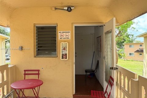 Condo in Miami, Florida, 1 bedroom  № 1696309 - photo 5