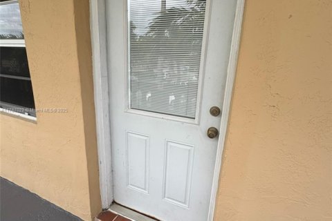 Condo in Miami, Florida, 1 bedroom  № 1696309 - photo 4