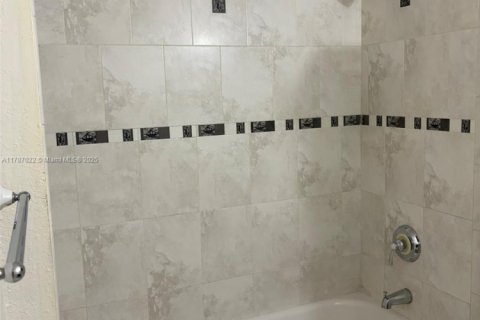 Condo in Miami, Florida, 1 bedroom  № 1696309 - photo 11