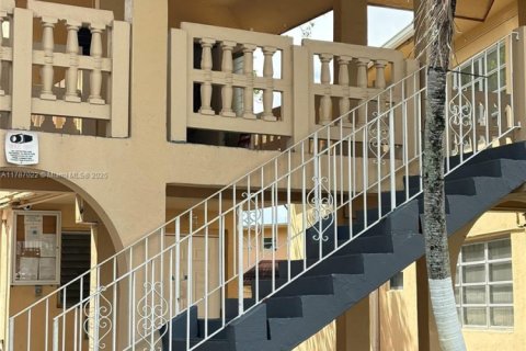 Condo in Miami, Florida, 1 bedroom  № 1696309 - photo 2