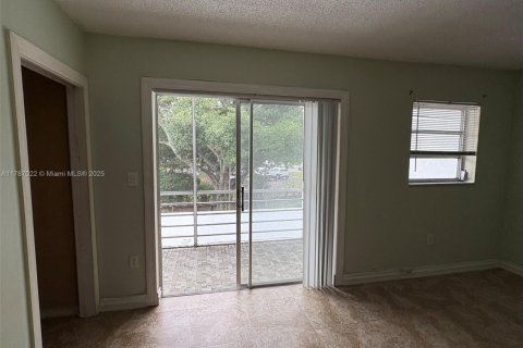 Condo in Miami, Florida, 1 bedroom  № 1696309 - photo 13