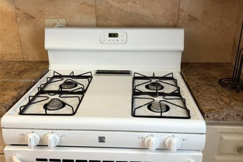 Condo in Miami, Florida, 1 bedroom  № 1696309 - photo 9