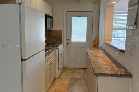 Condo in Miami, Florida, 1 bedroom  № 1696309 - photo 8