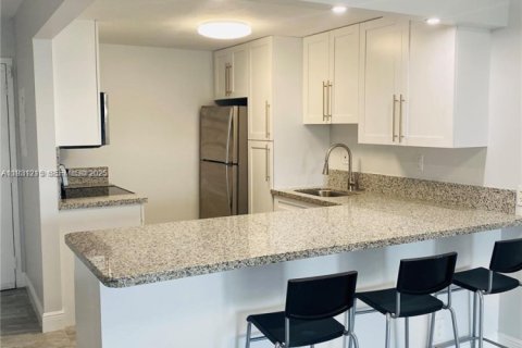 Снять в аренду кондоминиум в Дорал, Флорида 2 спальни, 96.62м2, № 1990881 - фото 4